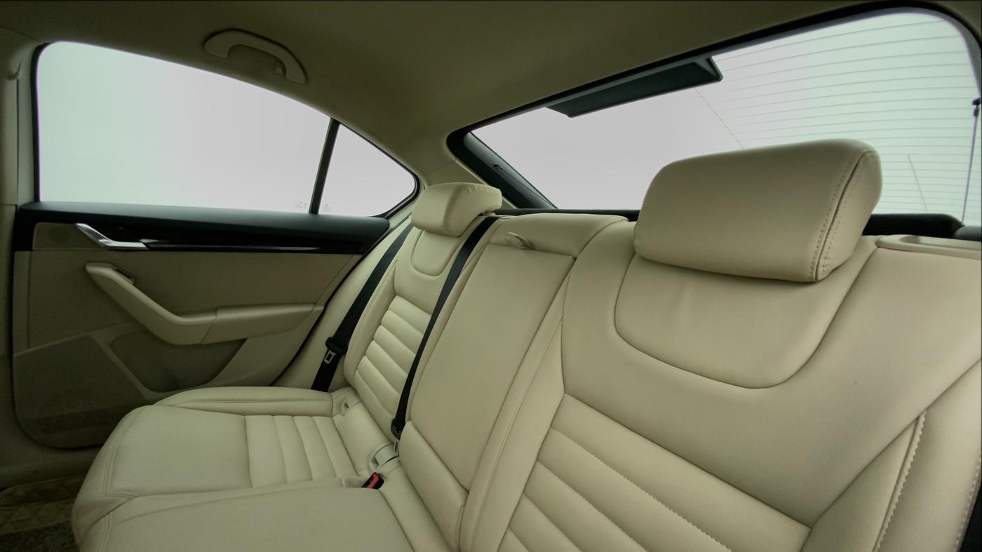 2014 Skoda Octavia ACTIVE 1.4 TSI, Petrol, Manual, 60,093 km, Right Side Rear Door Cabin