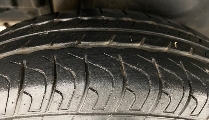 2016 Maruti Swift Dzire VXI OPT, Petrol, Manual, 17,094 km, Right Rear Tyre Tread