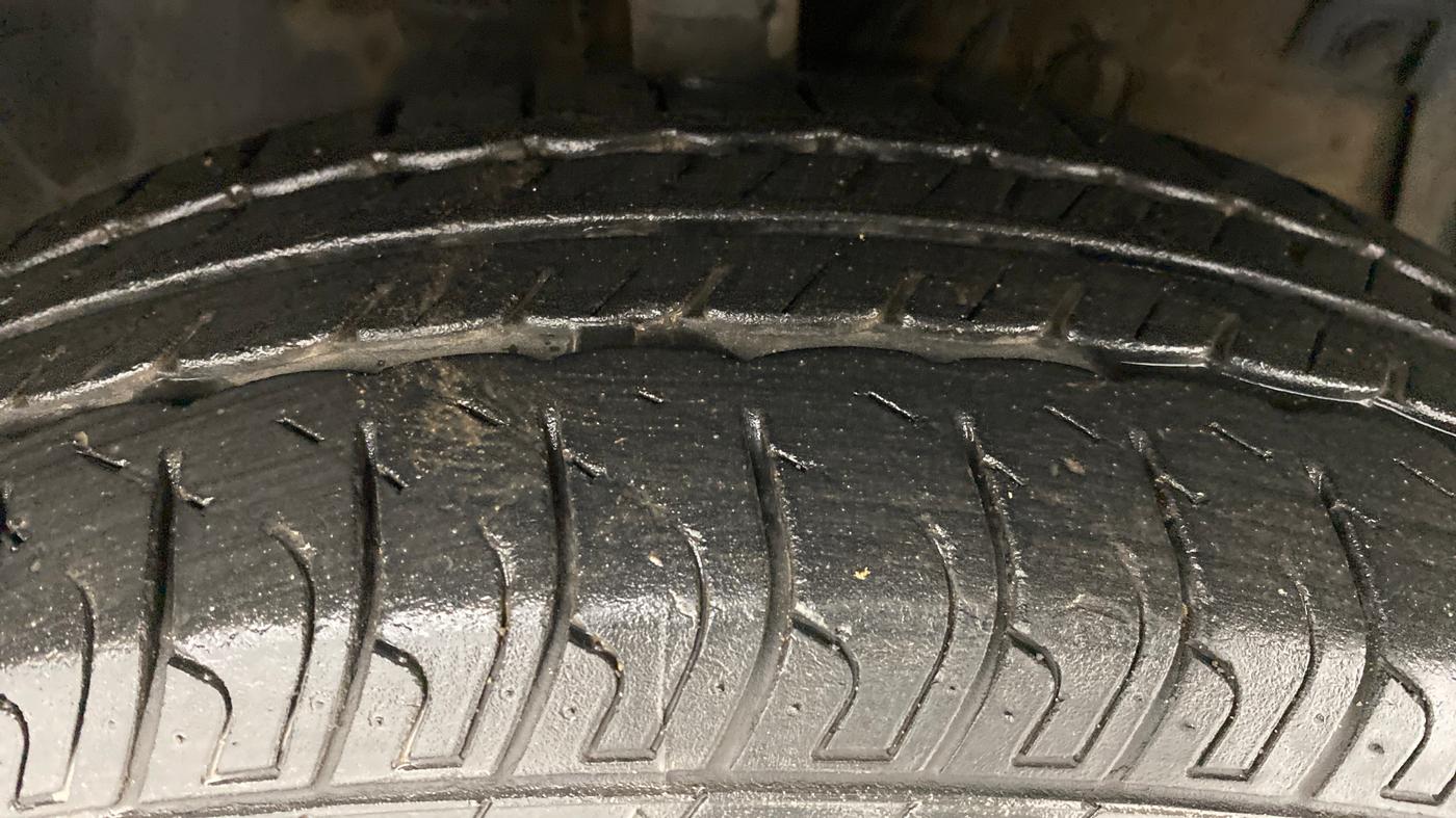 2016 Maruti Swift Dzire VXI OPT, Petrol, Manual, 17,094 km, Right Front Tyre Tread