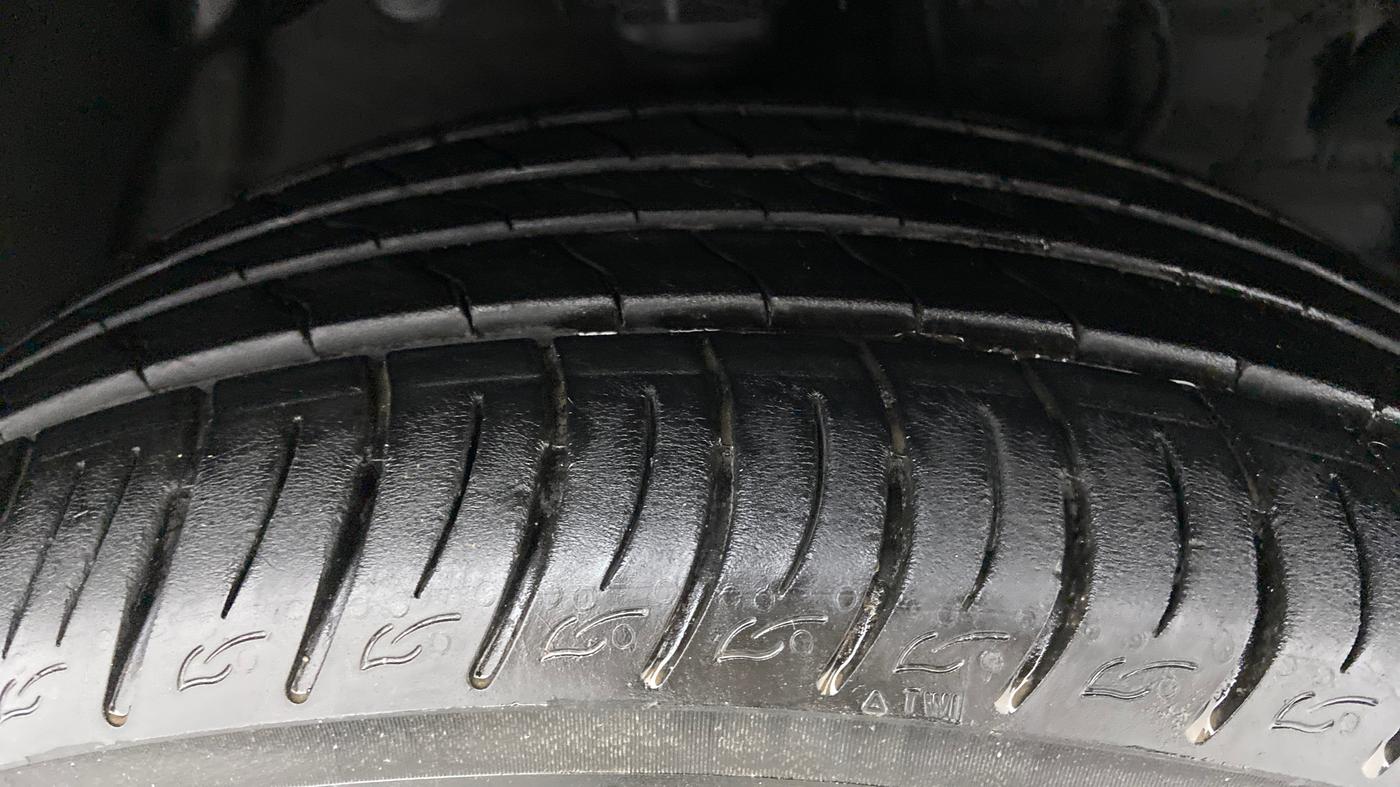 2020 Mahindra XUV300 W8(O), Diesel, Manual, 10,441 km, Right Front Tyre Tread