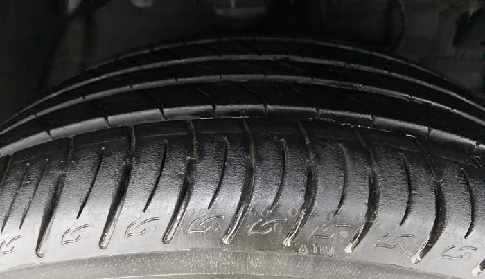 2020 Mahindra XUV300 W8(O), Diesel, Manual, 10,441 km, Right Front Tyre Tread