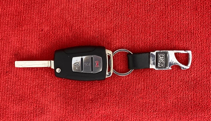 2020 Mahindra XUV300 W8(O), Diesel, Manual, 10,441 km, Key Close Up