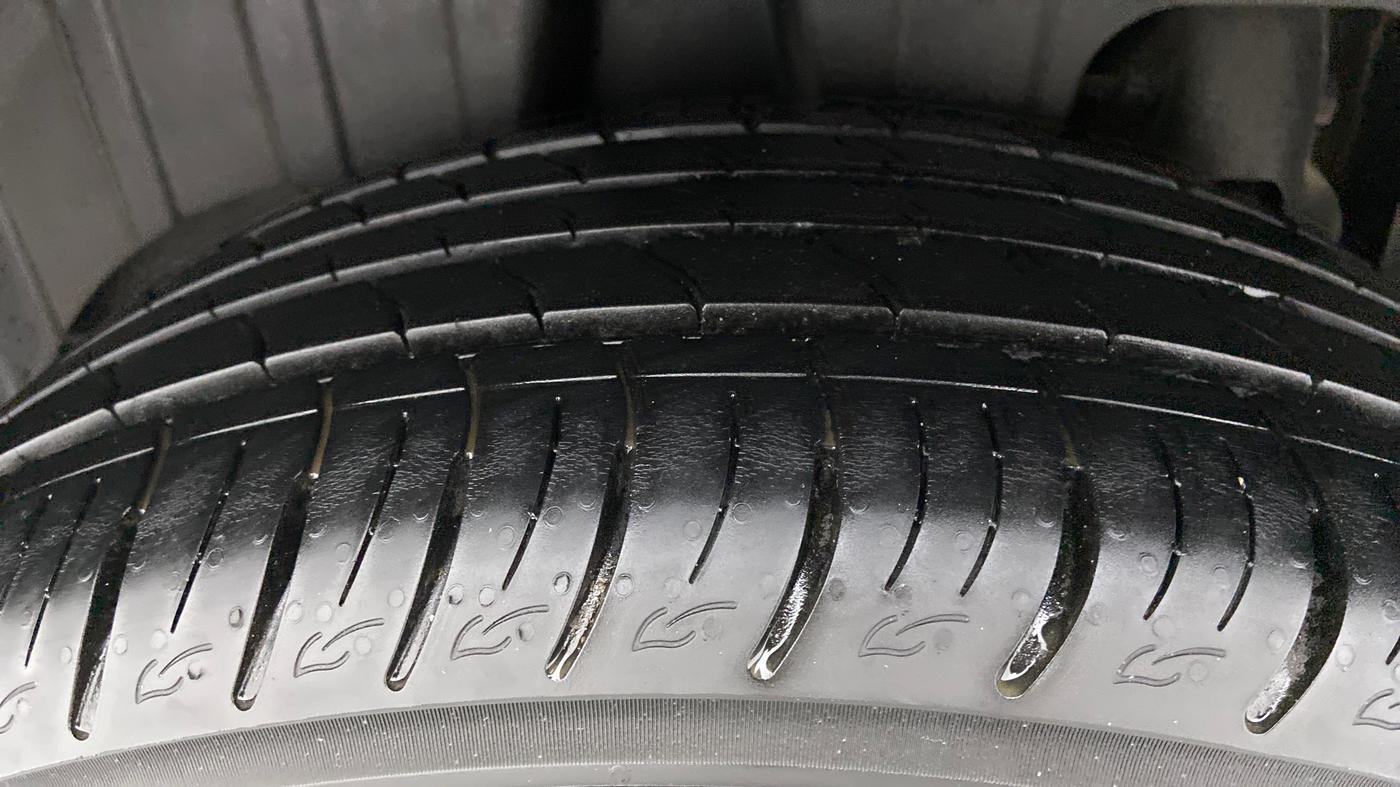 2020 Mahindra XUV300 W8(O), Diesel, Manual, 10,441 km, Right Rear Tyre Tread