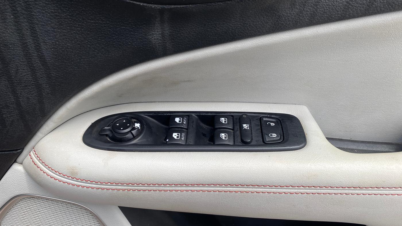 2018 Jeep Compass LIMITED 2.0 DIESEL, Diesel, Manual, 1,08,950 km, Driver Side Door Panels Control