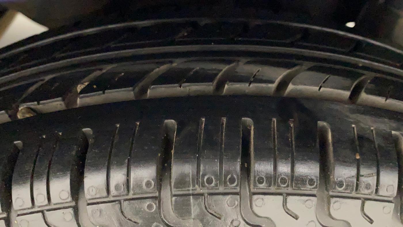 2014 Hyundai Eon SPORTZ, Petrol, Manual, 36,848 km, Left Rear Tyre Tread