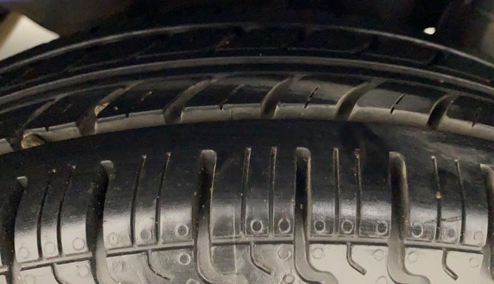 2014 Hyundai Eon SPORTZ, Petrol, Manual, 36,848 km, Left Rear Tyre Tread