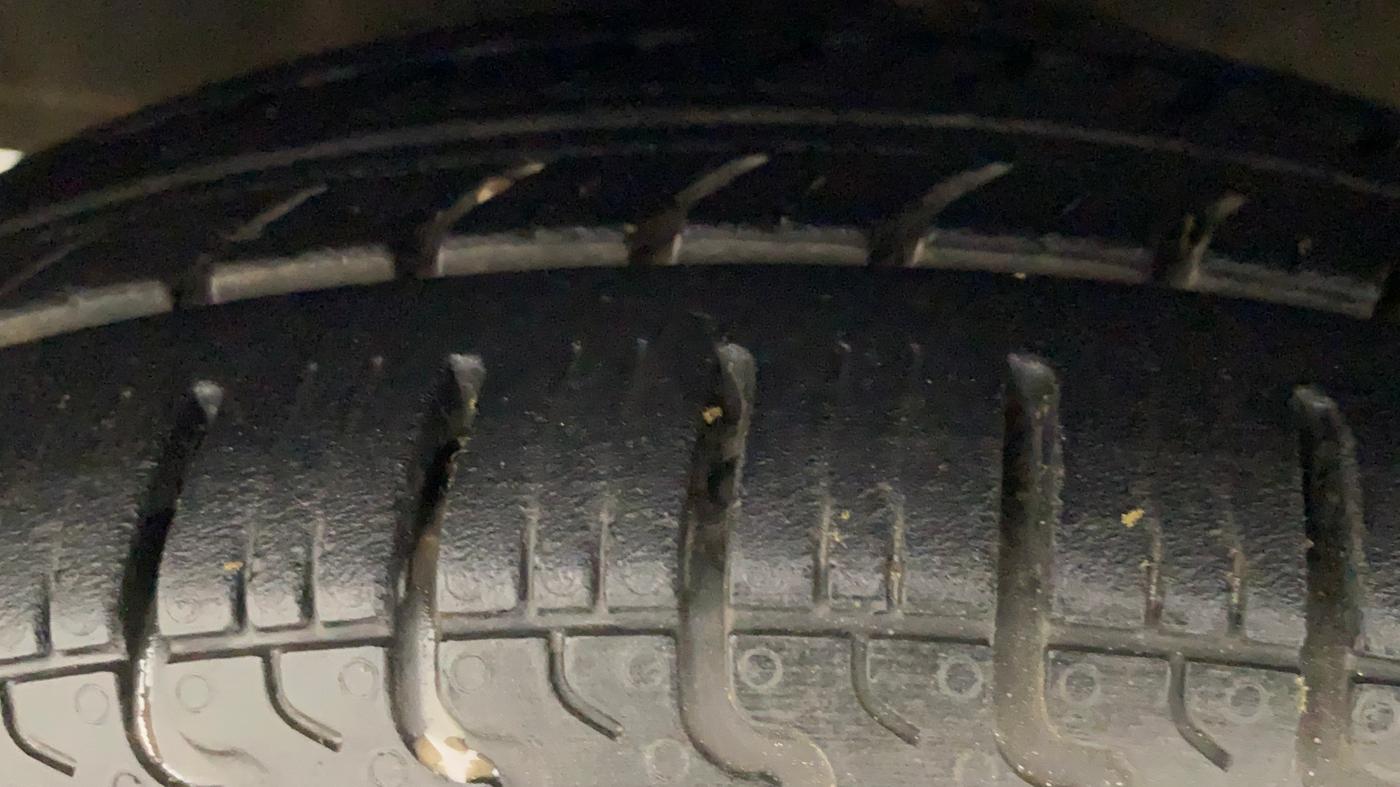 2014 Hyundai Eon SPORTZ, Petrol, Manual, 36,848 km, Left Front Tyre Tread