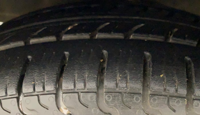 2014 Hyundai Eon SPORTZ, Petrol, Manual, 36,848 km, Left Front Tyre Tread