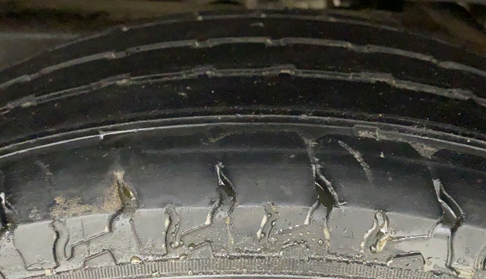 2018 Mahindra TUV300 T10 DUAL TONE, Diesel, Manual, 51,311 km, Left Rear Tyre Tread