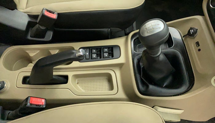 2018 Mahindra TUV300 T10 DUAL TONE, Diesel, Manual, 51,311 km, Gear Lever