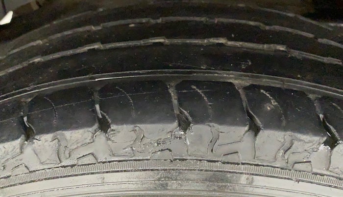 2018 Mahindra TUV300 T10 DUAL TONE, Diesel, Manual, 51,311 km, Right Rear Tyre Tread