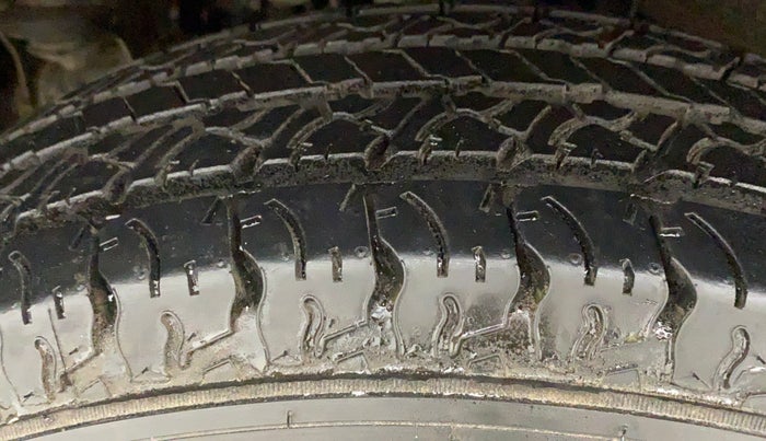 2018 Mahindra TUV300 T10 DUAL TONE, Diesel, Manual, 51,311 km, Left Front Tyre Tread