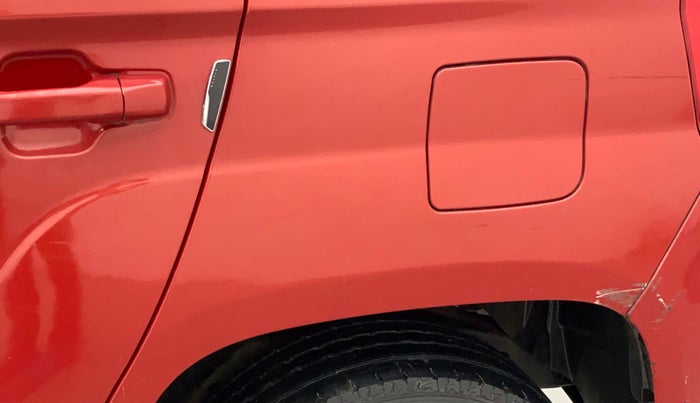2018 Mahindra TUV300 T10 DUAL TONE, Diesel, Manual, 51,311 km, Left quarter panel - Minor scratches