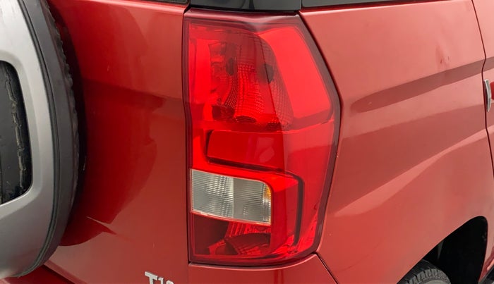 2018 Mahindra TUV300 T10 DUAL TONE, Diesel, Manual, 51,311 km, Right tail light - Minor scratches