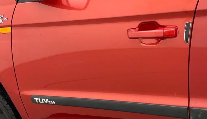 2018 Mahindra TUV300 T10 DUAL TONE, Diesel, Manual, 51,311 km, Front passenger door - Minor scratches