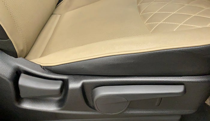 2018 Mahindra TUV300 T10 DUAL TONE, Diesel, Manual, 51,311 km, Driver Side Adjustment Panel