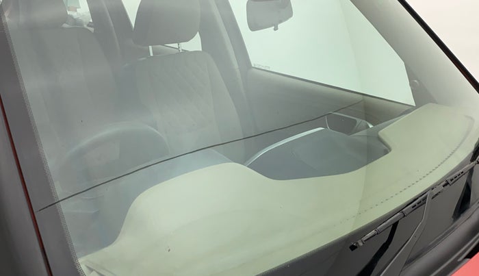 2018 Mahindra TUV300 T10 DUAL TONE, Diesel, Manual, 51,311 km, Front windshield - Minor spot on windshield