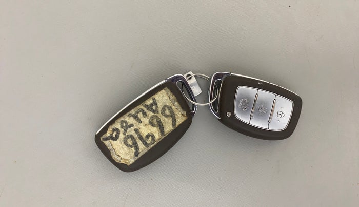 2020 Hyundai AURA SX 1.2 (O), Petrol, Manual, 61,882 km, Key Close Up