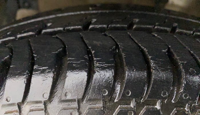 2014 Maruti Swift Dzire VXI, Petrol, Manual, 38,689 km, Left Front Tyre Tread