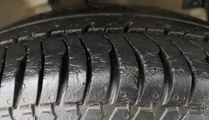 2014 Maruti Swift Dzire VXI, Petrol, Manual, 38,689 km, Right Front Tyre Tread