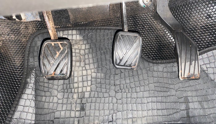 2014 Maruti Swift VXI, Petrol, Manual, 37,134 km, Pedals