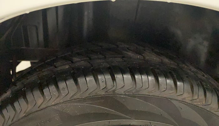 2014 Maruti Swift VXI, Petrol, Manual, 37,134 km, Right Rear Tyre Tread
