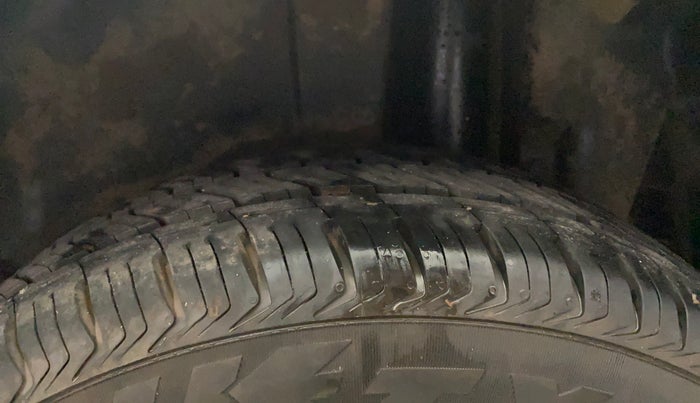 2014 Maruti Swift VXI, Petrol, Manual, 37,134 km, Left Rear Tyre Tread