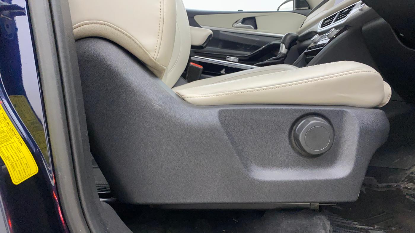 2021 Mahindra XUV700 AX 7 LUXURY P AT 7 STR, Petrol, Automatic, 57,114 km, Driver Side Adjustment Panel