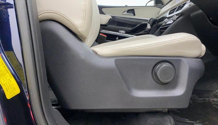 2021 Mahindra XUV700 AX 7 LUXURY P AT 7 STR, Petrol, Automatic, 57,080 km, Driver Side Adjustment Panel