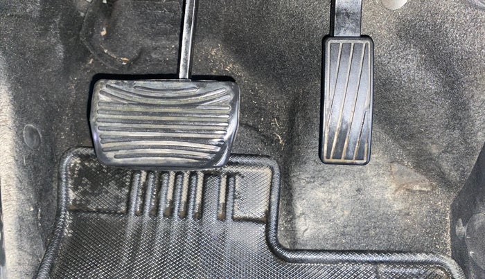 2021 Mahindra XUV700 AX 7 LUXURY P AT 7 STR, Petrol, Automatic, 57,080 km, Pedals