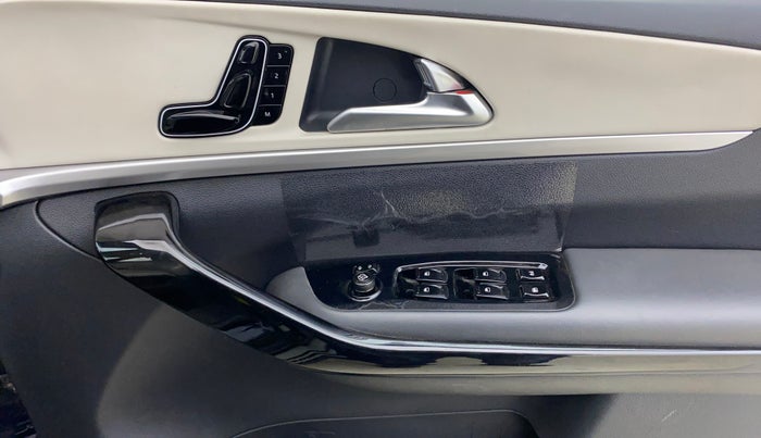 2021 Mahindra XUV700 AX 7 LUXURY P AT 7 STR, Petrol, Automatic, 57,080 km, Driver Side Door Panels Control