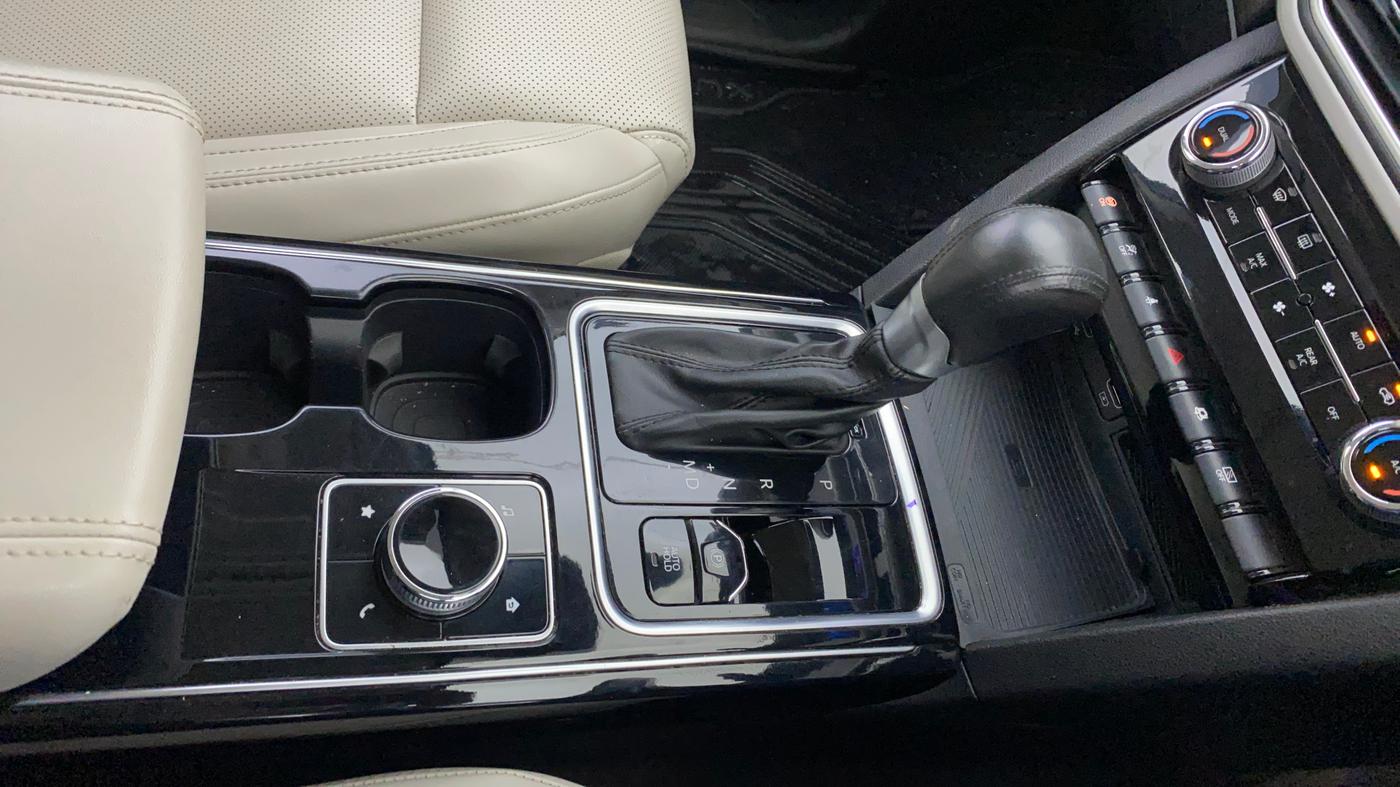 2021 Mahindra XUV700 AX 7 LUXURY P AT 7 STR, Petrol, Automatic, 57,114 km, Gear Lever