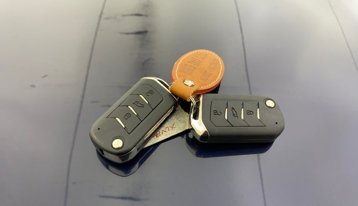 2021 Mahindra XUV700 AX 7 LUXURY P AT 7 STR, Petrol, Automatic, 57,080 km, Key Close Up