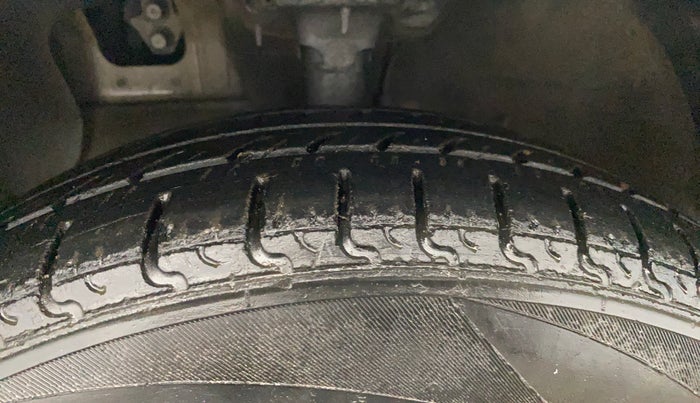 2021 Hyundai AURA S 1.2 CNG, CNG, Manual, 1,02,902 km, Left Front Tyre Tread
