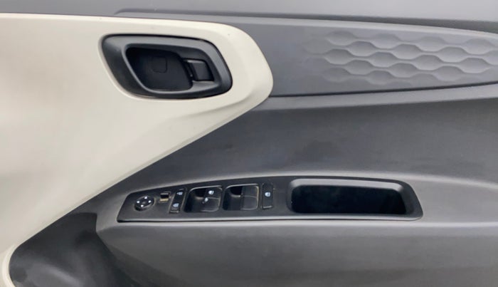 2021 Hyundai AURA S 1.2 CNG, CNG, Manual, 1,02,902 km, Driver Side Door Panels Control