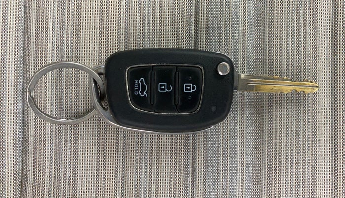 2021 Hyundai AURA S 1.2 CNG, CNG, Manual, 1,02,902 km, Key Close Up