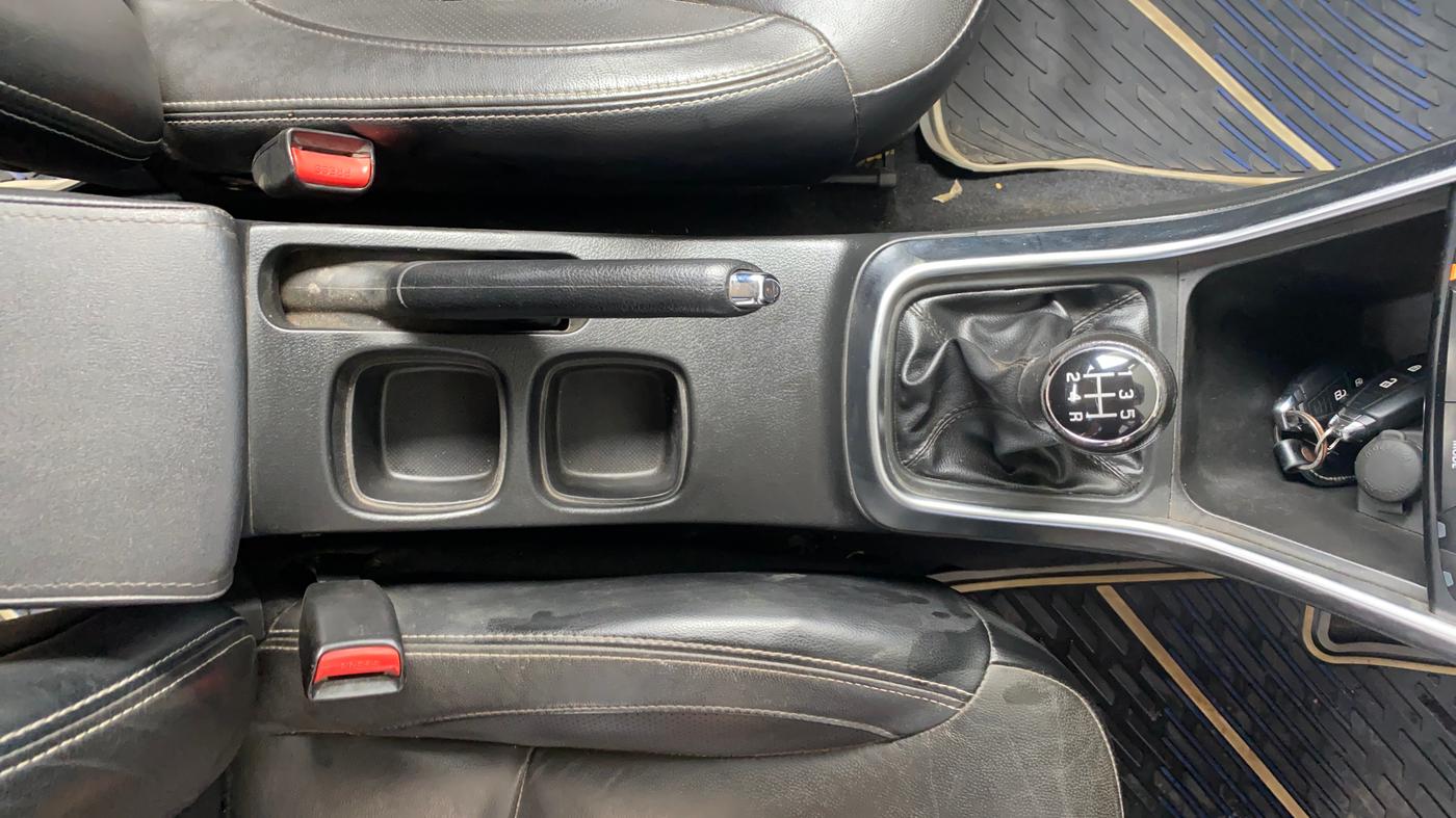 2018 Maruti S Cross ALPHA 1.3, Diesel, Manual, 63,445 km, Gear Lever