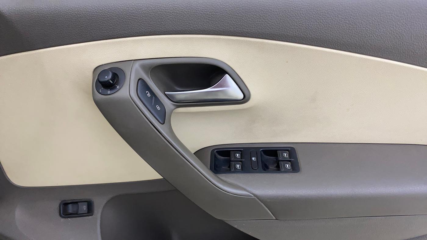2014 Volkswagen Vento HIGHLINE PETROL AT, Petrol, Automatic, 92,803 km, Driver Side Door Panels Control