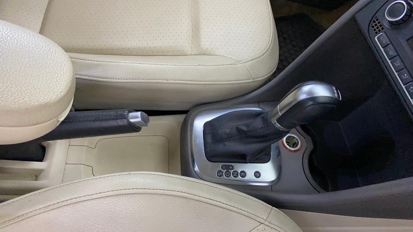 2014 Volkswagen Vento HIGHLINE PETROL AT, Petrol, Automatic, 92,803 km, Gear Lever