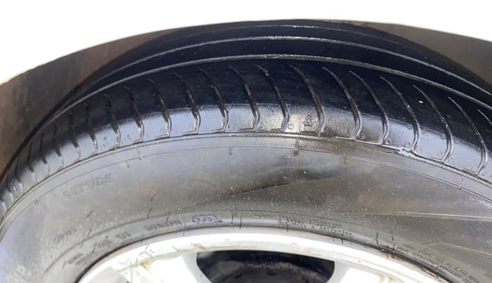 2014 Volkswagen Vento HIGHLINE PETROL AT, Petrol, Automatic, 92,803 km, Right Front Tyre Tread