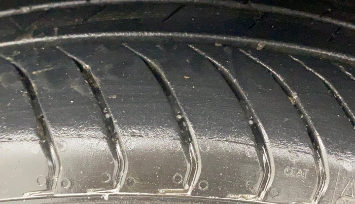 2021 Hyundai NEW I20 MAGNA 1.2 MT, Petrol, Manual, 73,888 km, Left Front Tyre Tread