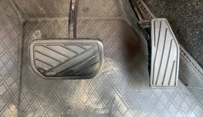 2022 Maruti XL6 ZETA AT, Petrol, Automatic, 37,084 km, Pedals