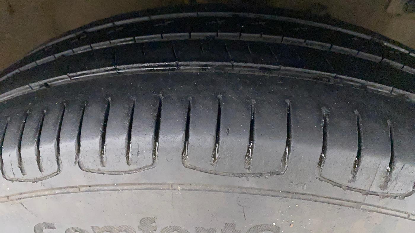 2014 Maruti Swift Dzire VDI, Diesel, Manual, 1,06,369 km, Right Front Tyre Tread