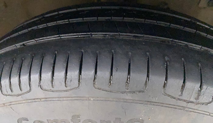 2014 Maruti Swift Dzire VDI, Diesel, Manual, 1,06,369 km, Right Front Tyre Tread