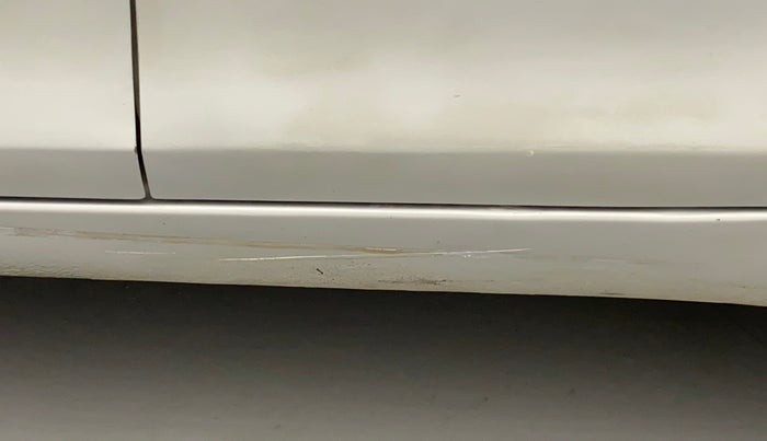 2014 Maruti Swift Dzire VDI, Diesel, Manual, 1,06,369 km, Left running board - Minor scratches