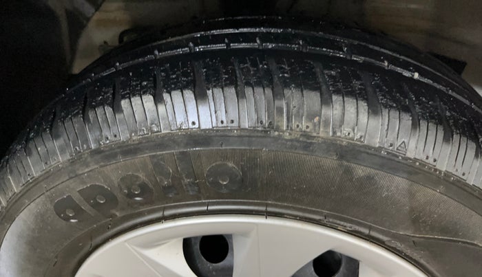 2016 Hyundai Elite i20 MAGNA 1.2, Petrol, Manual, 24,451 km, Right Rear Tyre Tread