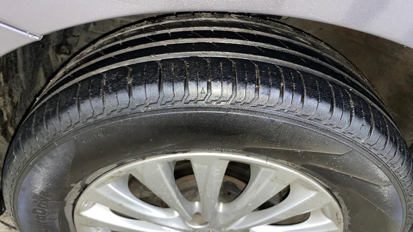 2014 Maruti Ciaz ZXI, Petrol, Manual, 99,672 km, Left Front Tyre Tread