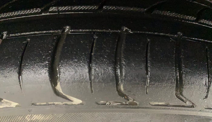 2015 Maruti Ciaz ZDI+ SHVS RS, Diesel, Manual, 96,967 km, Right Front Tyre Tread