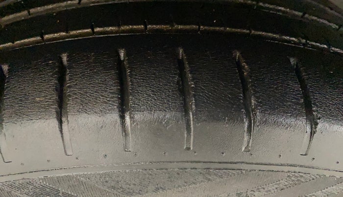 2015 Maruti Ciaz ZDI+ SHVS RS, Diesel, Manual, 96,967 km, Right Rear Tyre Tread