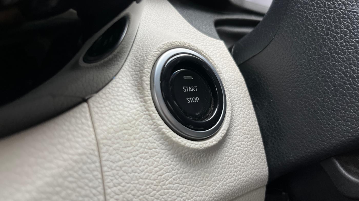 2024 Mahindra XUV 3XO AX5L 1.2 TGDi, Petrol, Manual, 25,170 km, Keyless Start/ Stop Button